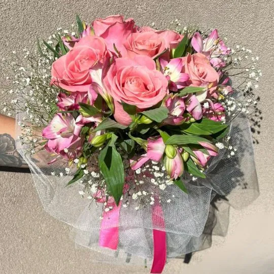 Ramo de novia con rosas rosadas con tul 